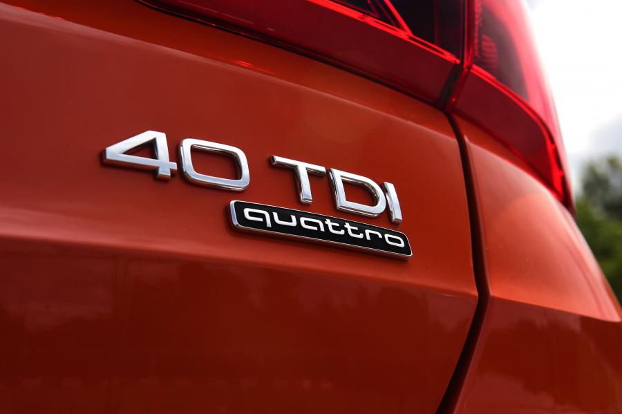 Логотип Audi Q3 40 TDI Quattro Advanced 2018 года  (UK) (фото 8 из 17)
